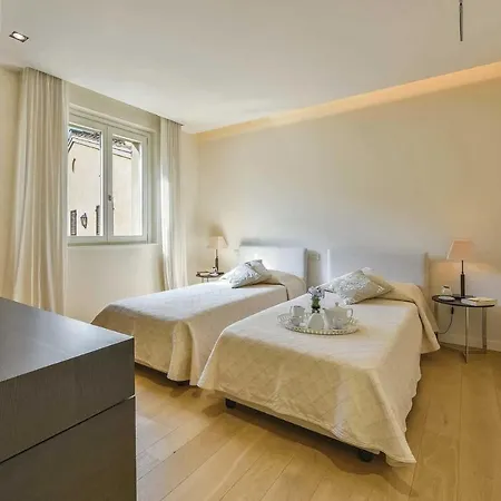 Sleeps 8 Pool Air Con Wifi 别墅